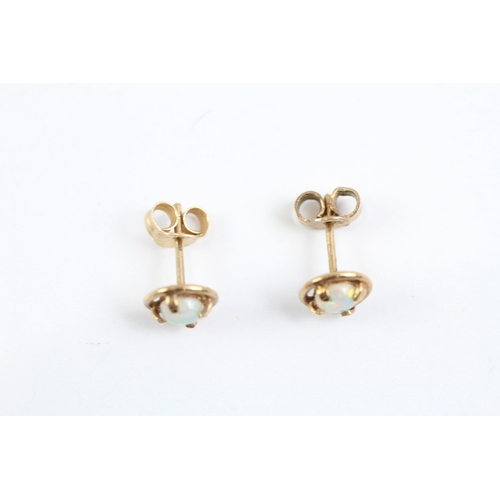 33 - 9ct gold opal stud earrings (0.8g)