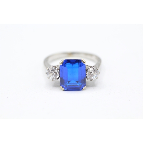 44 - 9ct gold white zircon and blue gemstone trilogy ring (3.2g) Size N