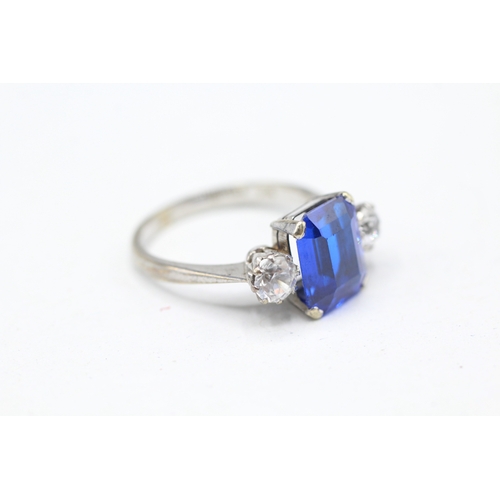 44 - 9ct gold white zircon and blue gemstone trilogy ring (3.2g) Size N