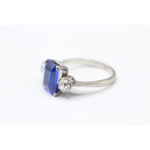 44 - 9ct gold white zircon and blue gemstone trilogy ring (3.2g) Size N