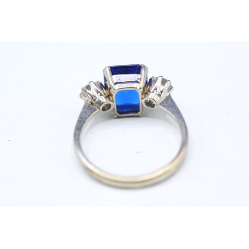 44 - 9ct gold white zircon and blue gemstone trilogy ring (3.2g) Size N