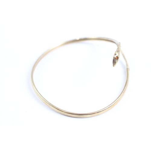 5 - 9ct gold garnet eyed snake bangle (4.9g)