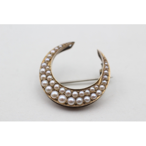 53 - 15ct gold antique split pearl set crescent moon brooch (4g)