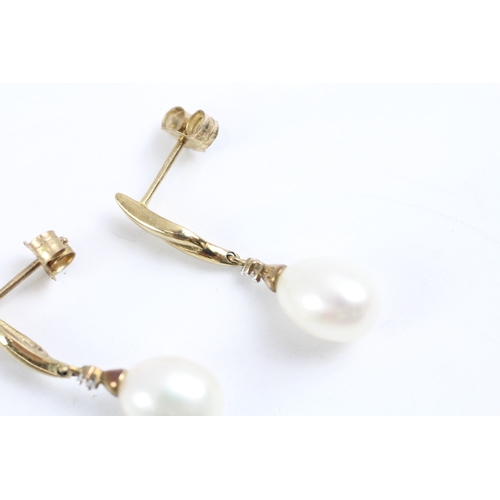 60 - 9ct gold diamond and cultured pearl twist drop earrings (2.4g)