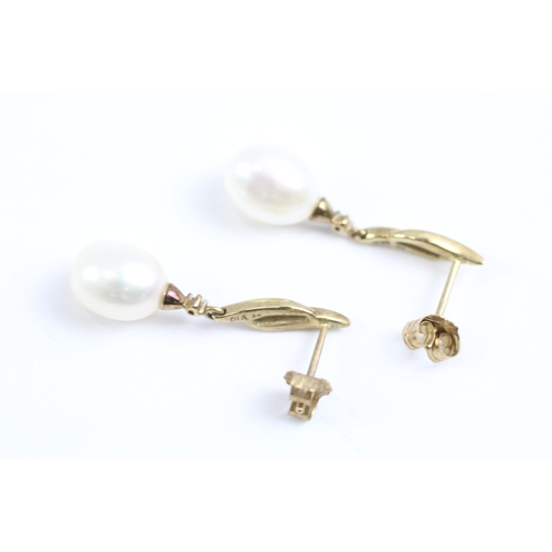 60 - 9ct gold diamond and cultured pearl twist drop earrings (2.4g)