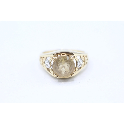 61 - 9ct gold claw set citrine ring (3.5g) Size L