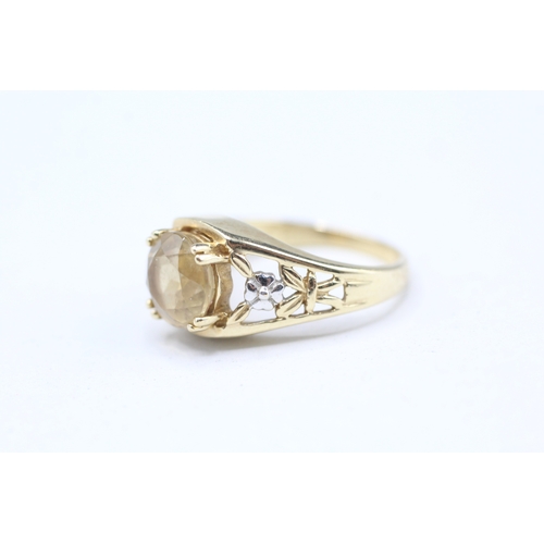 61 - 9ct gold claw set citrine ring (3.5g) Size L