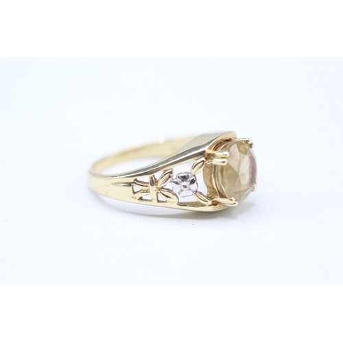 61 - 9ct gold claw set citrine ring (3.5g) Size L