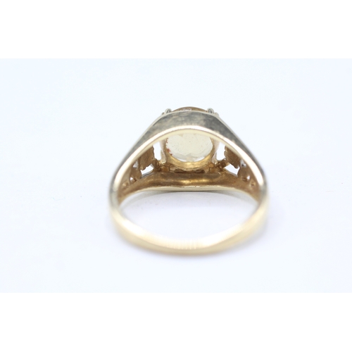 61 - 9ct gold claw set citrine ring (3.5g) Size L