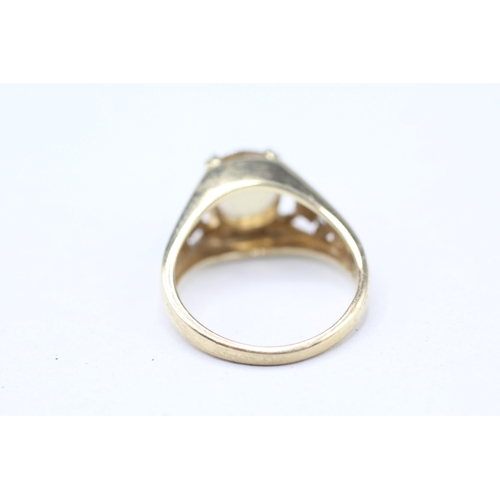 61 - 9ct gold claw set citrine ring (3.5g) Size L