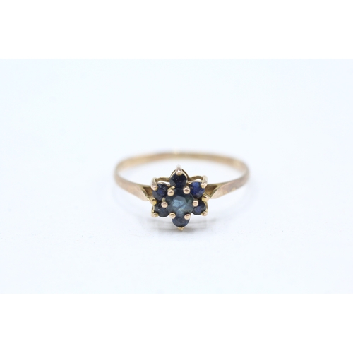 63 - 9ct gold and sapphire flower cluster set ring (1g) Size O