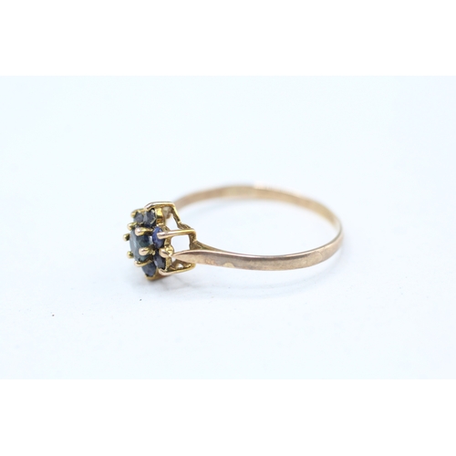 63 - 9ct gold and sapphire flower cluster set ring (1g) Size O