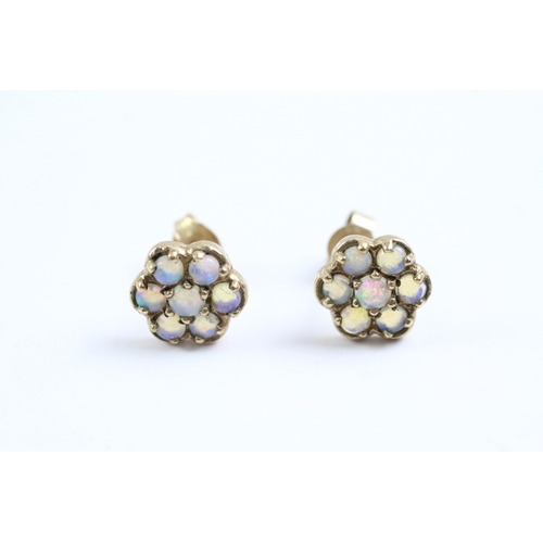 67 - 9ct gold opal flower stud earrings (1.7g)