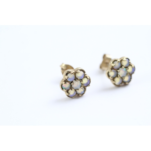 67 - 9ct gold opal flower stud earrings (1.7g)