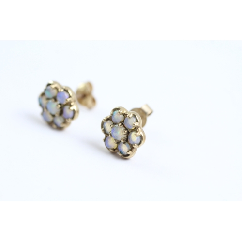 67 - 9ct gold opal flower stud earrings (1.7g)