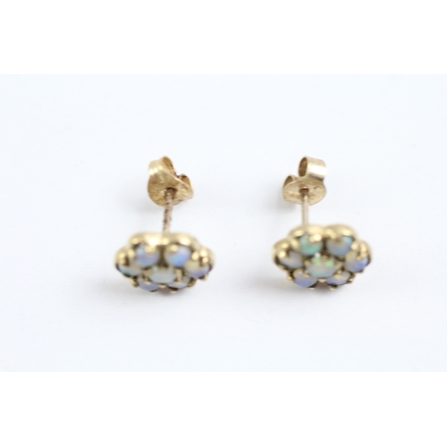 67 - 9ct gold opal flower stud earrings (1.7g)