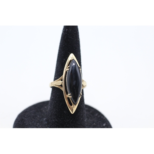 68 - 9ct gold black onyx dress ring (3.1g) Size I