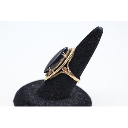 68 - 9ct gold black onyx dress ring (3.1g) Size I