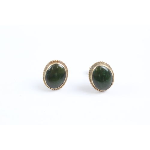 70 - 9ct gold nephrite stud earrings (2g)