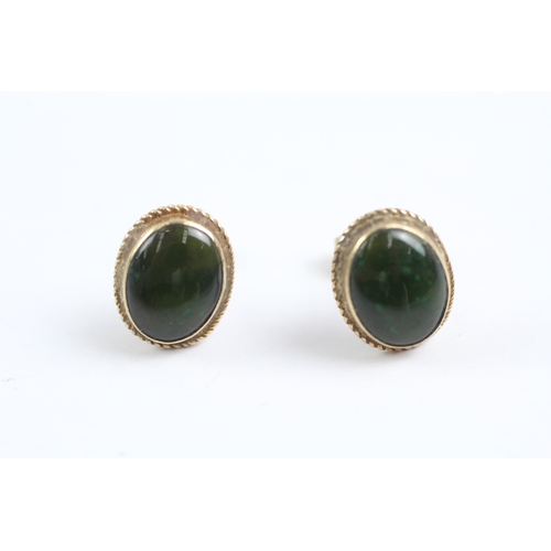 70 - 9ct gold nephrite stud earrings (2g)