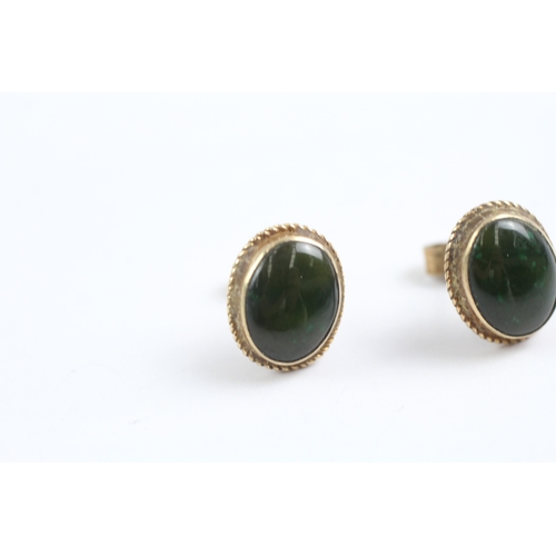 70 - 9ct gold nephrite stud earrings (2g)