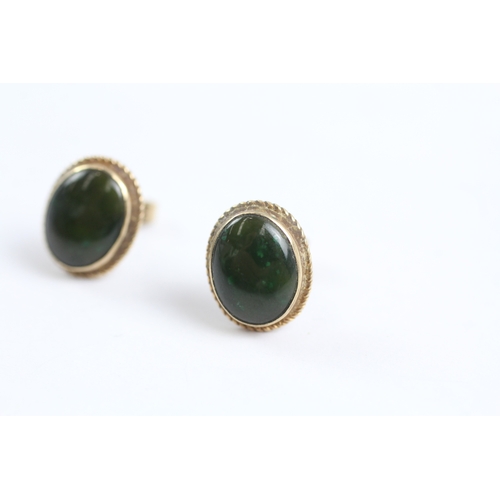 70 - 9ct gold nephrite stud earrings (2g)