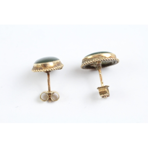 70 - 9ct gold nephrite stud earrings (2g)