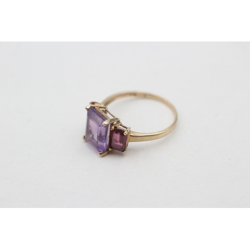 76 - 9ct gold amethyst and  garnet set trilogy cocktail ring (2.4g) Size P