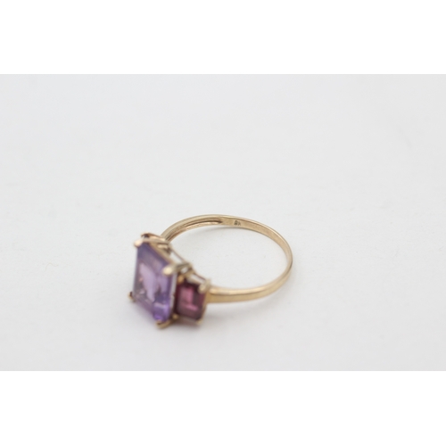 76 - 9ct gold amethyst and  garnet set trilogy cocktail ring (2.4g) Size P