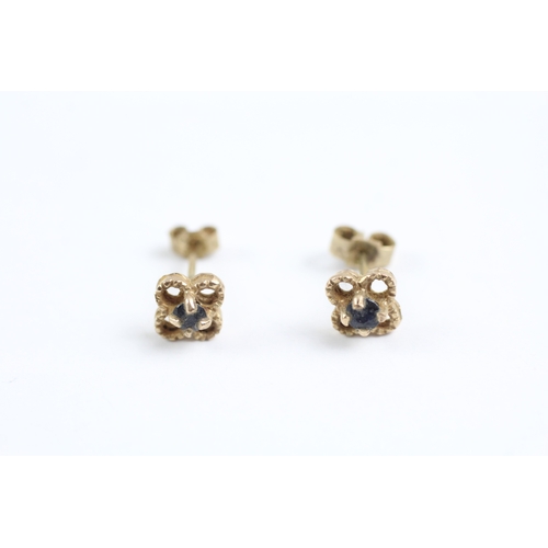 78 - 9ct gold sapphire flower stud earrings (0.8g)