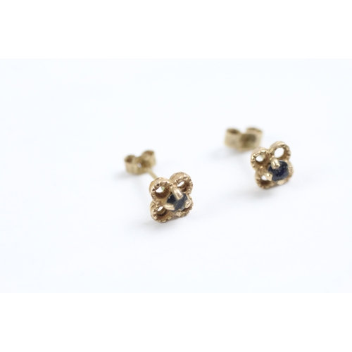 78 - 9ct gold sapphire flower stud earrings (0.8g)