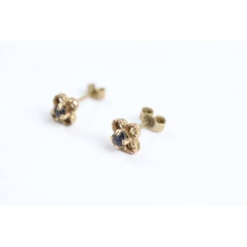 78 - 9ct gold sapphire flower stud earrings (0.8g)