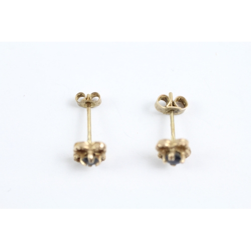 78 - 9ct gold sapphire flower stud earrings (0.8g)