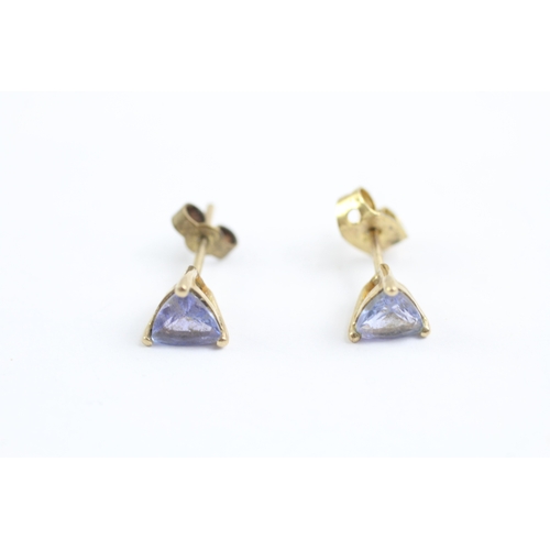 80 - 9ct gold tanzanite triangle stud earrings (1g)