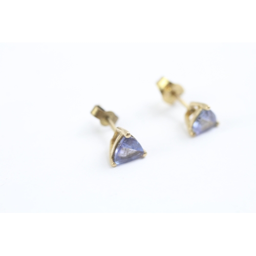 80 - 9ct gold tanzanite triangle stud earrings (1g)