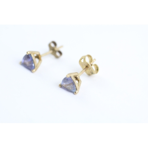 80 - 9ct gold tanzanite triangle stud earrings (1g)