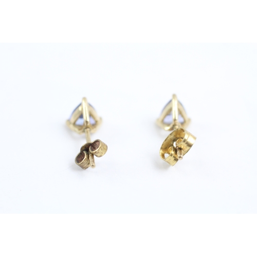 80 - 9ct gold tanzanite triangle stud earrings (1g)