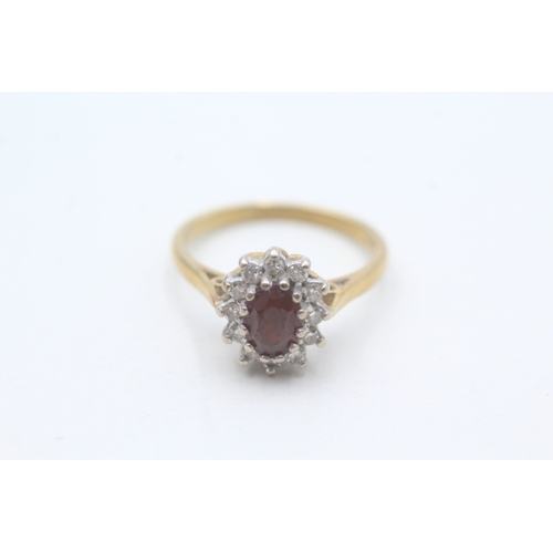 95 - 18ct gold diamond and garnet set cluster ring (4g) Size P