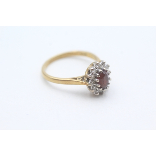 95 - 18ct gold diamond and garnet set cluster ring (4g) Size P