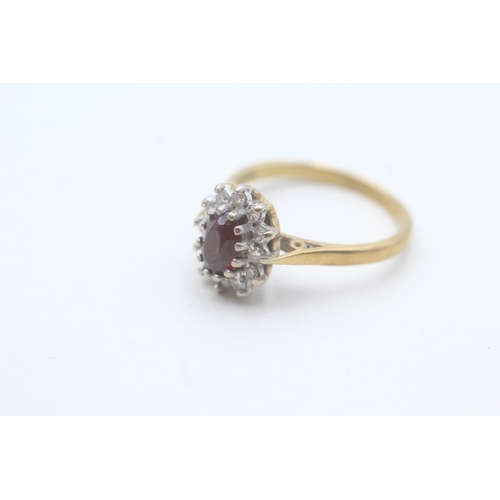 95 - 18ct gold diamond and garnet set cluster ring (4g) Size P