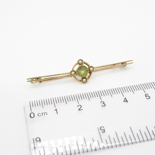 9 - 9ct gold antique peridot and seed pearl set bar brooch (2.4g)