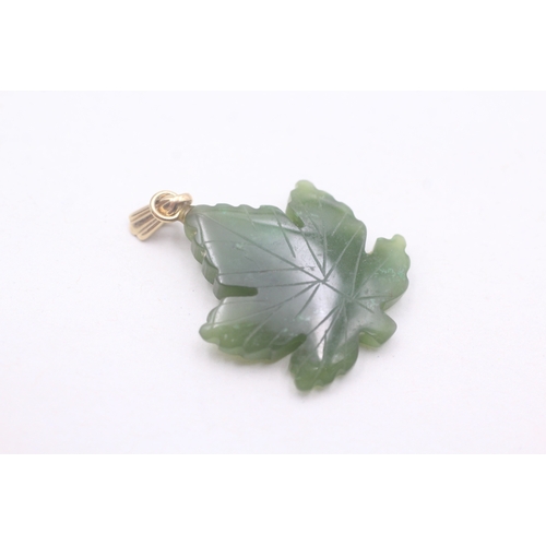 100 - 9ct gold nephrite maple leaf pendant (4.1g)