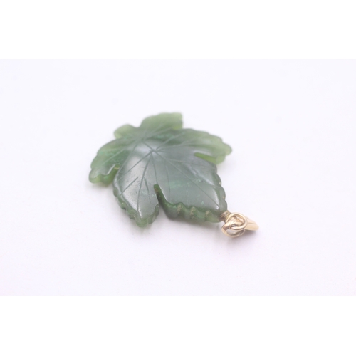 100 - 9ct gold nephrite maple leaf pendant (4.1g)