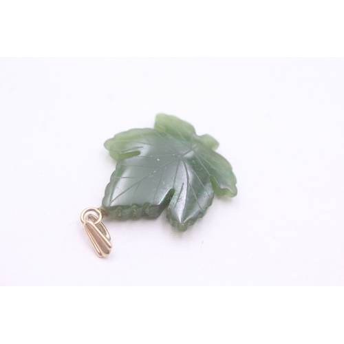 100 - 9ct gold nephrite maple leaf pendant (4.1g)