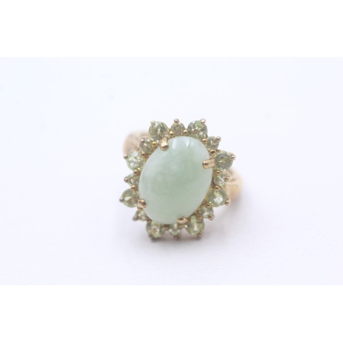 102 - 9ct gold jade and peridot cluster ring (4.6g) Size K