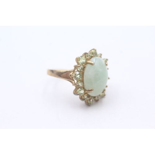 102 - 9ct gold jade and peridot cluster ring (4.6g) Size K