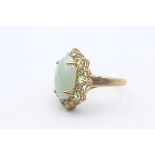 102 - 9ct gold jade and peridot cluster ring (4.6g) Size K