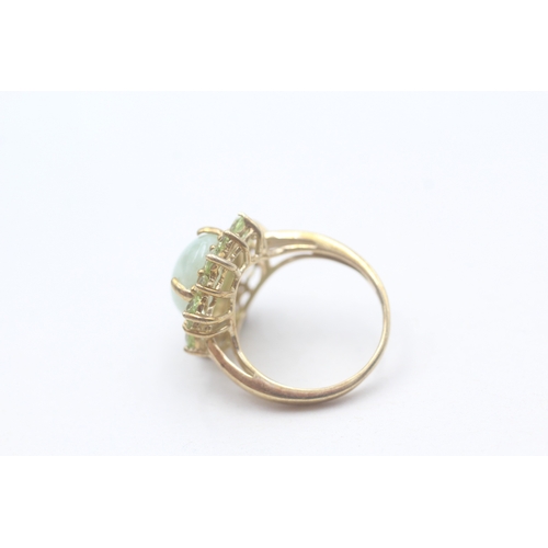 102 - 9ct gold jade and peridot cluster ring (4.6g) Size K