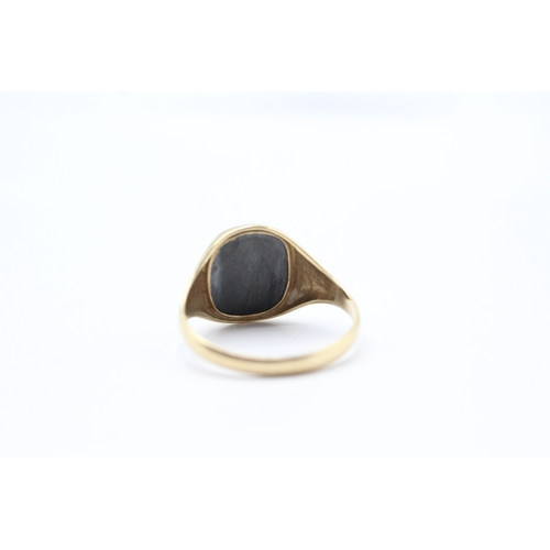 105 - 9ct gold hematite centurion intaglio signet ring (2.5g) Size S