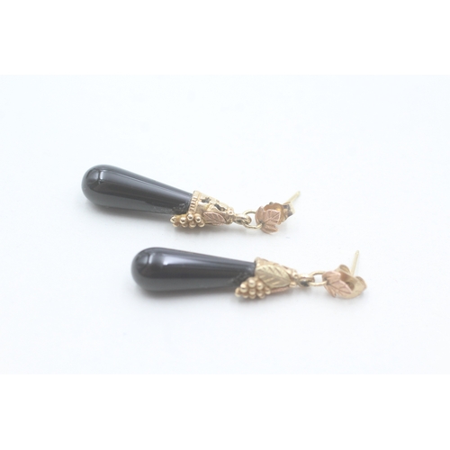 107 - 9ct gold black onyx drop earrings with a foliate pattern (4.1g)